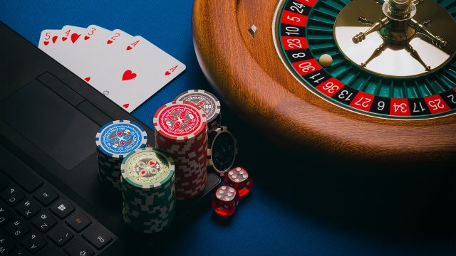 https://cdn.pixabay.com/photo/2020/06/17/12/50/roulette-5309373_1280.jpg