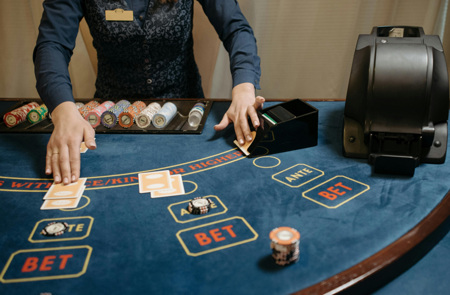 Bridging the Gap: How Physical Casino Visits Inform Your Online Choices
